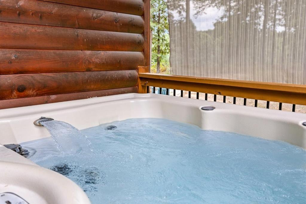Romantic Cabin W Rain Shower & Spa Tub Cornelia Kültér fotó